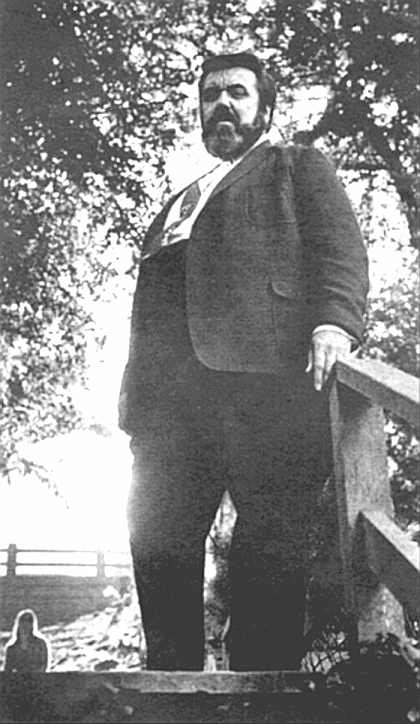 Tom Donahuestanding2.jpg (173356 bytes)